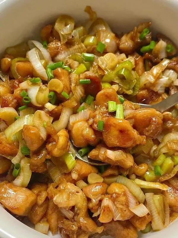 减脂-葱香鸡腿 用料 · 鸡腿（2个） · 大葱（适量） · 生抽（适量） · 蚝油（半勺） · 老抽（半勺） · 水淀粉（适量） · 胡椒粉（适量） 步骤